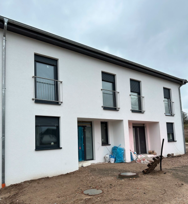 Französischer Balkon Französischer Balkon aus Edelstahl geschliffen K240. Die Füllung besteht aus 12er Rundeisen.