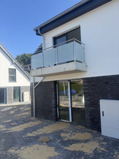 Balkongeländer Balkongeländer aus Edelstahl Oberfläche K240, Milchglas als Füllung.