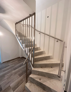 Treppenauge Treppenauge und Handläufe aus Edelstahl geschliffen K240. Die Füllung von dem Treppenauge besteht aus Vierkantrohr.