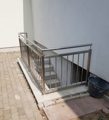 Kellereingang Geländer Geländer für ein Kellereingang aus Edelstahl mit vierkant Füllung. Oberflächen geschliffen K240.