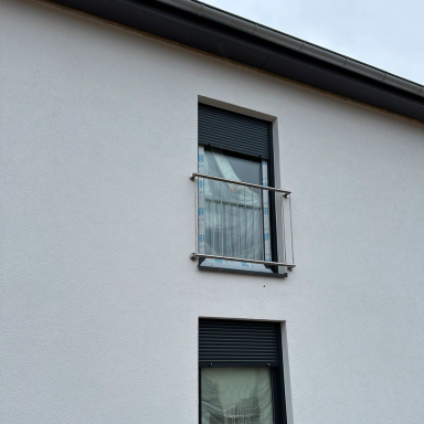 Französischer Balkon Französischer Balkon aus Edelstahl geschliffen K240. Die Füllung besteht aus 12er Rundeisen.