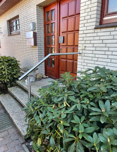 Handlauf Handlauf für einen Haustüreingang aus Edelstahl geschliffen K240.