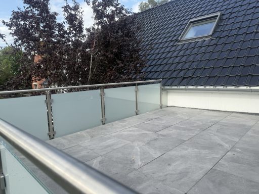 Terrassengeländer Terrassengeländer aus Edelstahl und Milchglas als Füllung. Die Oberfläche des Materials geschliffen K240.