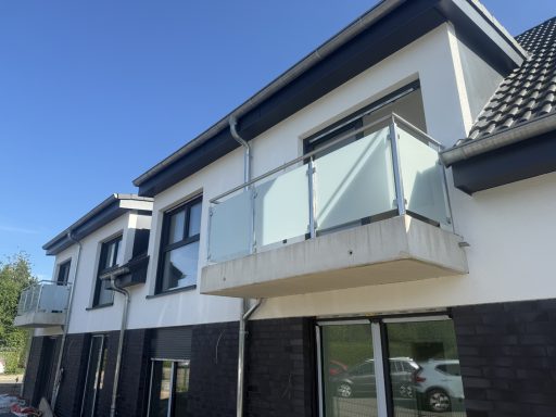 Balkongeländer Balkongeländer aus Edelstahl Oberfläche K240, Milchglas als Füllung.