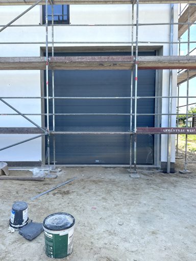 Sektionaltor Sektionaltor in der Farbe RAL 7016 Anthrazit außen, innen weiß.