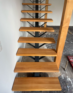 Treppe Treppe aus Stahl lackiert in RAL 7016.
Die Stufen aus Holz.